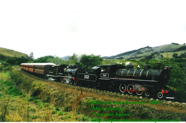 Locomotivas 332 e 327 em Trem Especial