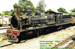 Locomotiva 327 em Guapimirim antes de ser transferida para Cruzeiro