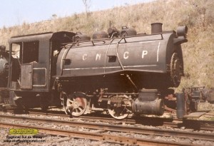 A locomotiva em Jaguariuna, logo após ter sido recebida pela ABPF, com a pintura e inscrições da CNCP (Companhia Nacional de Cimento Portland)