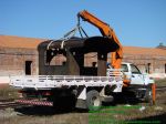Cabine sendo colocada no caminhão para Transporte