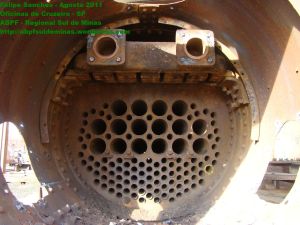 Detalhe da caixa de fumaça, após remoção do superaquecedor e dos condutores