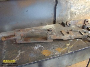 Barra lateral (direita) e tirante de suspensão da mola