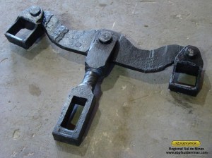 Barra transversal para conexão com truque dianteiro