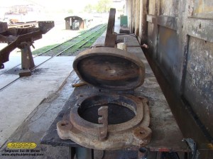 Conjunto da porta da fornalha logo após ser removido