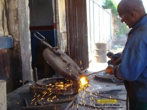 Removendo os ultimos pedaços do pino da dobradiça