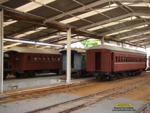 Carros em 3 estágios difentes, da esquerda para direita: carro Leopoldina em fase final de restauração, carro bagageiro EFCB aguardando resturação, carro EFCB operacional