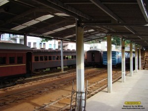 Carros no interior do depósito, exemplares aguardando restauração, sendo restaurados e operacionais