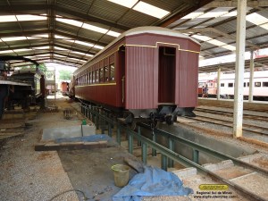 Vala de manutenção já concluída, na esquerda da foto, podemos observar o local por onde são removidos os rodeiros, observe que os trilhos nesse ponto são removíveis.