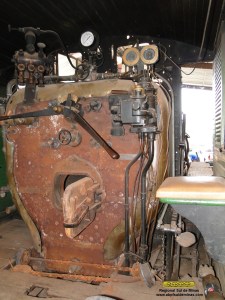 Aspecto da cabine, observe que o revestimento da caldeira já foi removido.