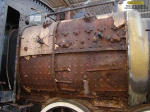 Revestimento quase todo removido, aqui é possível observar também o revestimento térmico, próximo a cabine