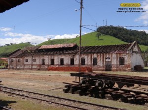 O depósito praticamente já todo destelhado