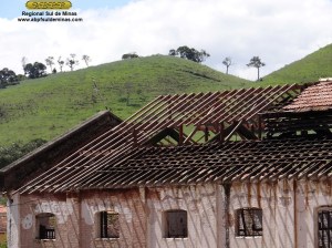 Detalhe da remoção do telhado antigo e da nova estrutura