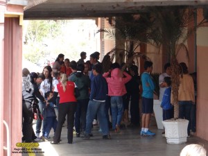 Passageiros se aglomerando na estação