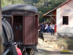 Olhares atentos na porta do carro durante as manobras em Coronel Fulgêncio