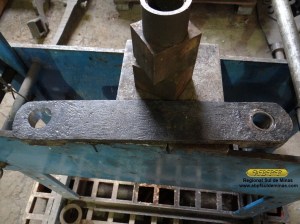 Detalhe de um dos tirantes com nova bucha (no lado direito) e sem a bucha (no lado esquerdo)