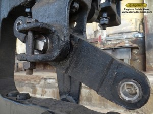 Detalhe da montagem visto pela parte interna do longeirão, onde pode-se observar o contra pino que trava todo sistema