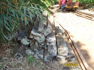 Parte dos dormentes removidos da ponte.