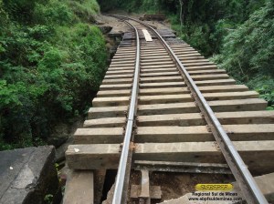 Instalando novos dormentes na ponte, observe o contraste entre os dormentes novos e os antigos, no fundo da imagem.