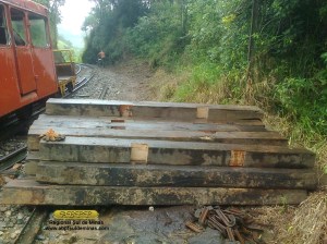 Novos dormentes para instalação na ponte. Observe a diferença de profundidade entre os entalhes para que seja garantida a super elevação da curva.