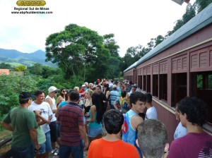 Foliões na estação Manacá