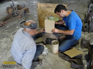 Mecânicos criando gabarito para fazer o reparo da peça