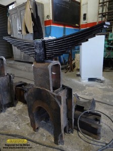 Detalhe do conjunto de caixa, cadeira e mola de suspensão