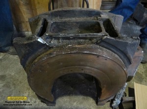 Exemplo de caixa danificada, observe na parte superior que parte da lateral esta quebrada, inutilizando o reservatório de óleo