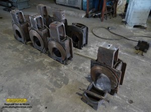 Caixas e cadeiras em diversos estágios