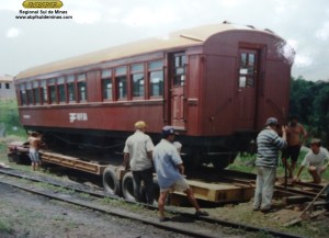 O Carro chegando na VFCJ (Anhumas) e sendo descarregado