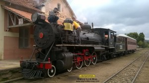 Últimos ajustes na locomotiva 332 antes de partir em direção a Cruzeiro