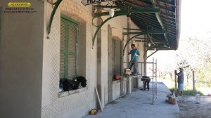 Novo revestimento sendo executado; todos os relevos foram refeitos bem como as sobrevergas das esquadrias em tijolos aparentes foram recuperadas