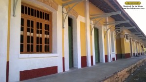 Aspecto da fachada da estação, com o novo revestimento da parede e as sobrevergas em tijolos aparentes recuperadas; em primeiro plano uma das novas janelas seguindo o modelo das antigas, fabricadas na marcenaria de São Lourenço