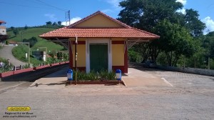 Aspecto da fachada da estação; novo telhado, novo revestimento das paredes e nova pintura