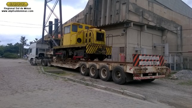 Processo de embarque da "Joana" e a mesma já carregada pronta para seguir viagem até Cruzeiro; foram necessários dois grandes guindastes para realizar o içamento das locomotivas e colocá-las sobre as carretas