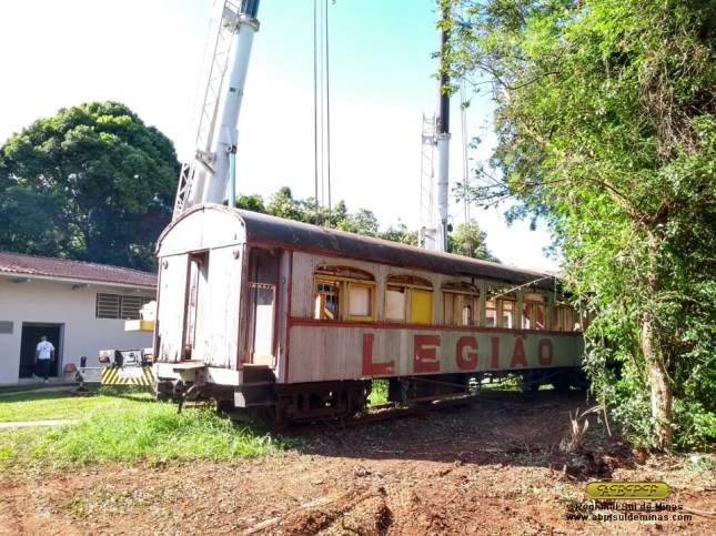 O primeiro carro sendo preparado para a remoção