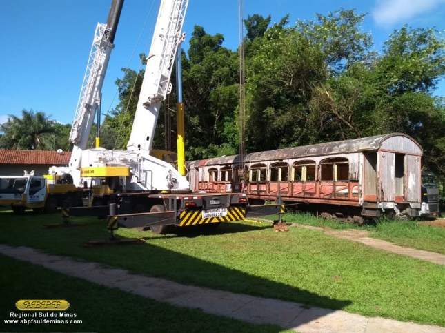 O primeiro carro já pronto para ser erguido pelos guindastes