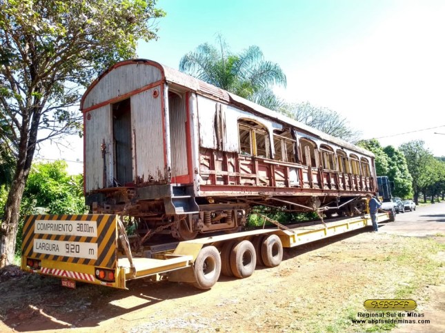 O primeiro carro já sobre a carreta, pronto para seguir viagem