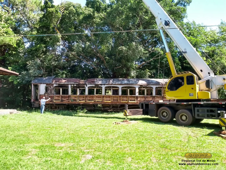 O segundo carro sendo preparado para a remoção