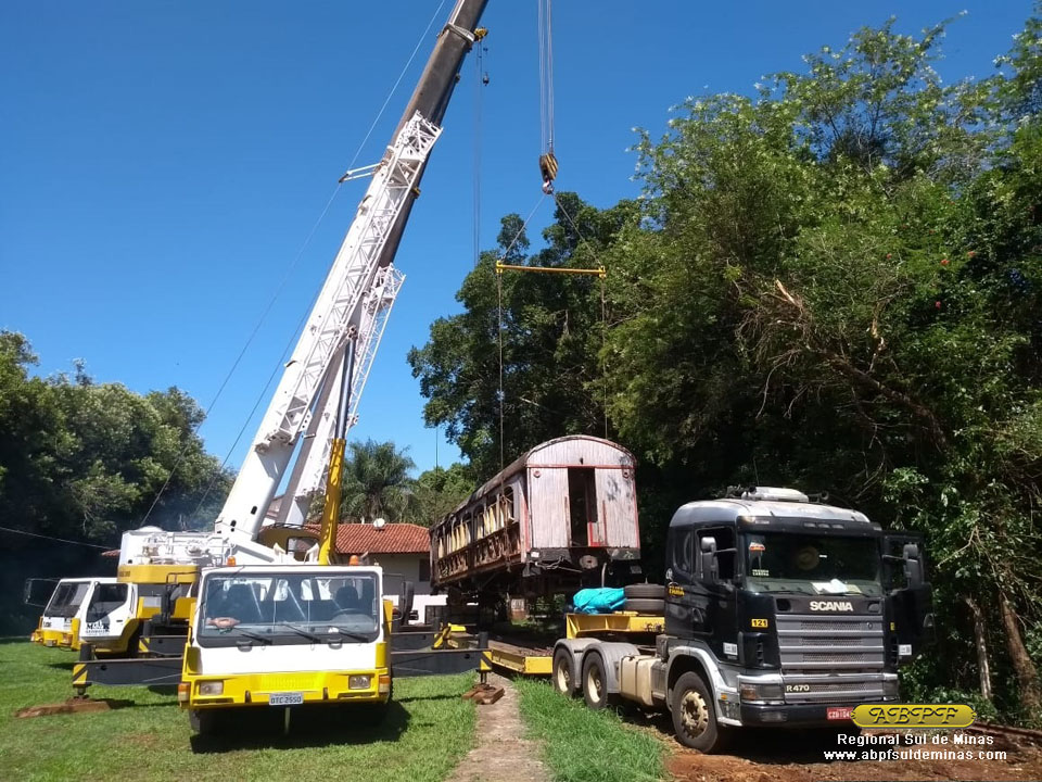 O segundo carro sendo erguido