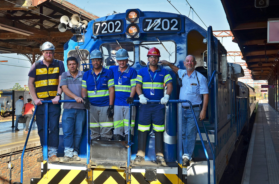 A equipe responsável pelo translado da composição, sendo da esquerda para a direita: Bruno Scagliusi (ABPF), Adalberto Oliveira (CPTM), Danilo Souza (maquinista Rumo), Edibar (supervisor Rumo), (coordenador Rumo) e Beny Imkamp (ABPF)