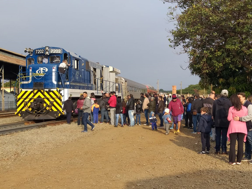 A composição estacionada no pátio da estação de São Carlos atraiu grande número de visitantes