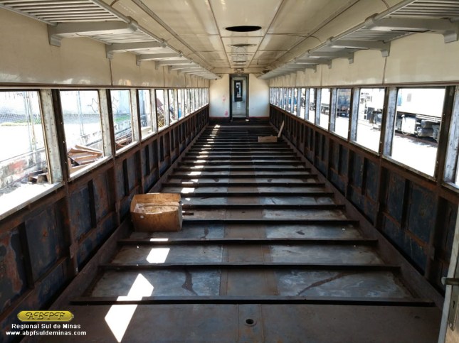 Aspecto interno do carro após remoção do isolamento antigo e da estrutura de madeira.
