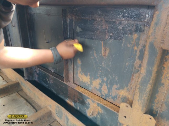 Aplicação de produto inibidor de ferrugem.