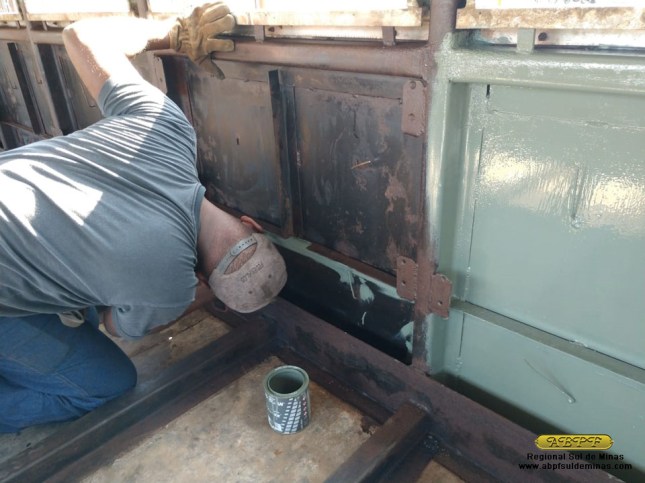 Aplicação de nova pintura para proteção da parte interna do carro.