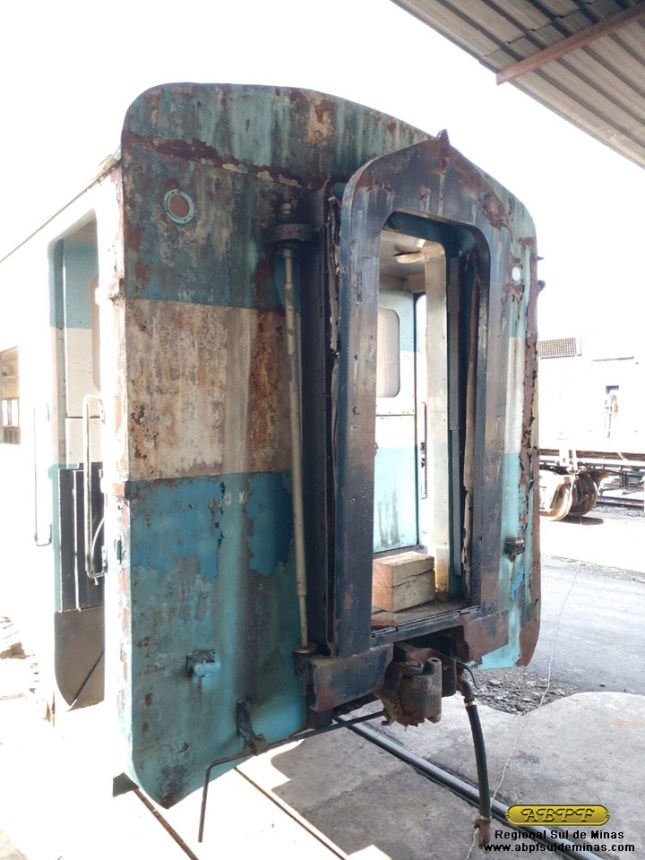 Aspecto de um dos foles de passagem no estado em que chegou no carro.