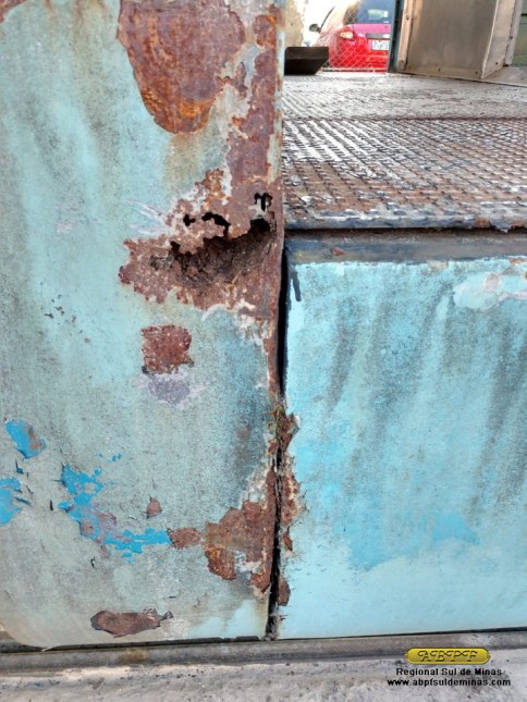 Um dos pontos de ferrugem do PC-6390 que será corrigido, com substituição da chapa danificada.