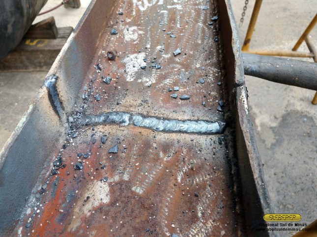 Solda feita na estrutura de um dos foles, que estava quebrada