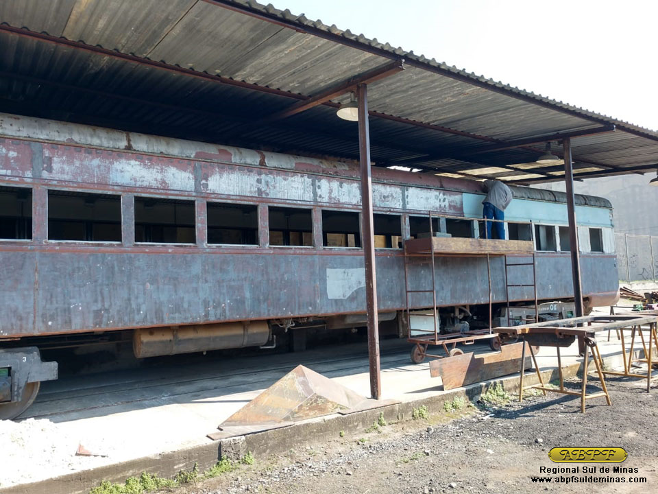 Processo de lixamento da caixa do carro em várias etapas