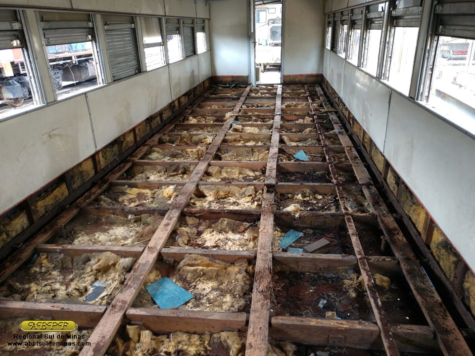 Aspecto do interior do carro PC-6390 após a remoção do piso antigo: estrutura de madeira comprometida além do isolamento completamente deteriorado.