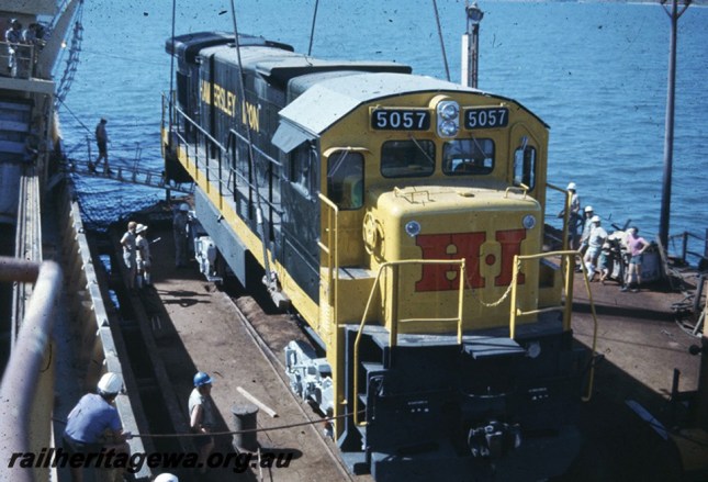 A 5057 sendo içada no porto de Dampier para embarcar no navio MV Iron Baron em 1978. Fonte: railheritagewa.org.au